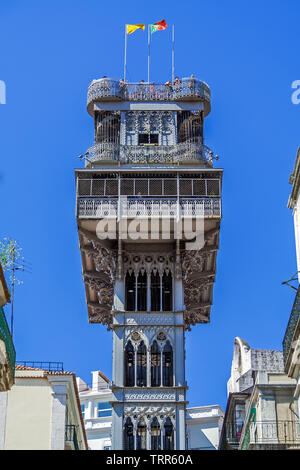 Lisbona, Portogallo. Elevador de Santa Justa Lift visto da Santa Justa Street. Xix secolo. Da Raul Mesnier de Ponsard, Gustave Eiffel discepolo. Foto Stock