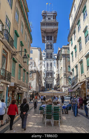 Lisbona, Portogallo. Elevador de Santa Justa Lift visto da Santa Justa Street. Xix secolo. Da Raul Mesnier de Ponsard, Gustave Eiffel discepolo. Foto Stock