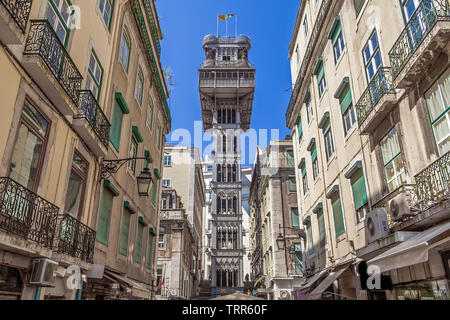 Lisbona, Portogallo. Elevador de Santa Justa Lift visto da Santa Justa Street. Xix secolo. Da Raul Mesnier de Ponsard, Gustave Eiffel discepolo. Foto Stock