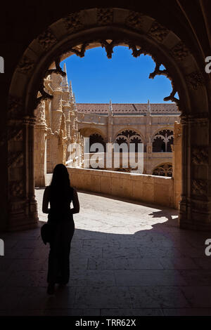 Lisbona, Portogallo. Giovane donna visitando il chiostro del Monastero di San Geronimo o aka Abbazia di Santa Maria de Belem monastero. Patrimonio Mondiale dell'UNESCO. Foto Stock