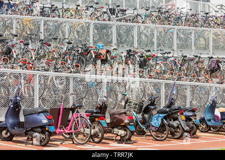 Multi livello outdoor biciclette e scooter parcheggio nei pressi di una stazione ferroviaria in Alkmaar Paesi Bassi Foto Stock