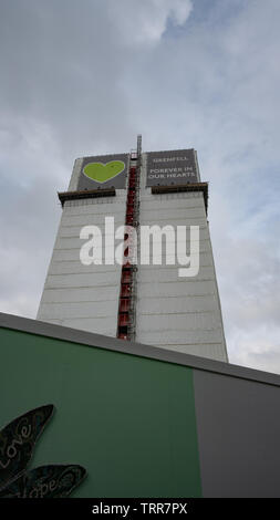 Londra, UK, 11 Giugno 2019 ore diurne. Grenfell Tower, scena del disastroso incendio fatale sulla settimana del secondo anniversario. Foto Stock