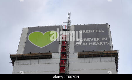 Londra, UK, 11 Giugno 2019 ore diurne. Grenfell Tower, scena del disastroso incendio fatale sulla settimana del secondo anniversario. Foto Stock