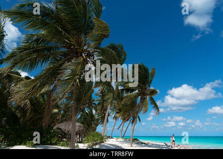 La spiaggia di sabbia bianca e mare turchese paradise su Cayo Levisa, nell'arcipelago Colorados, Pinar del Rio Provincia, Cuba, Caraibi Foto Stock