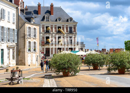 Teste che spuntavano dalle finestre della Maison de la Magie Robert-Houdin Foto Stock