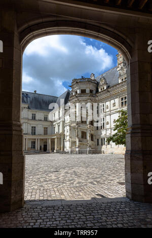 La scala a chiocciola in Francois I ala del Château de Blois in Francia su una soleggiata giornata di primavera Foto Stock