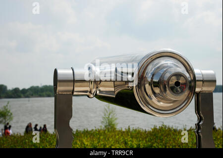 Acciaio inossidabile telescopio per turisti sul ponte di osservazione con il paesaggio naturale. Foto Stock