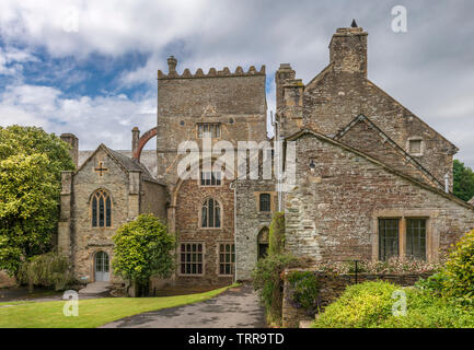 Partendo da una abbazia cistercense, Buckland Abbey è stata in seguito convertita in una casa sempre a casa di Sir Richard Grenville e Sir Francis Drake. Nowada Foto Stock