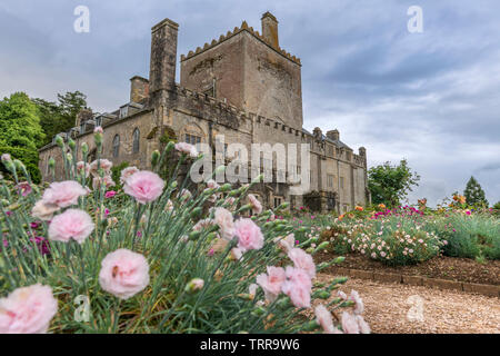 Partendo da una abbazia cistercense, Buckland Abbey è stata in seguito convertita in una casa sempre a casa di Sir Richard Grenville e Sir Francis Drake. Nowada Foto Stock