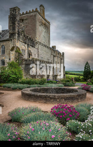 Partendo da una abbazia cistercense, Buckland Abbey è stata in seguito convertita in una casa sempre a casa di Sir Richard Grenville e Sir Francis Drake. Nowada Foto Stock