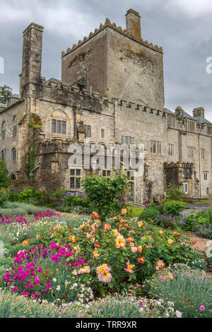 Partendo da una abbazia cistercense, Buckland Abbey è stata in seguito convertita in una casa sempre a casa di Sir Richard Grenville e Sir Francis Drake. Nowada Foto Stock