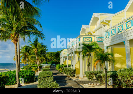 Little Cayman, Isole Cayman, Nov 2018, il Conch Club case vicino al Mar dei Caraibi su South Hole Sound Foto Stock