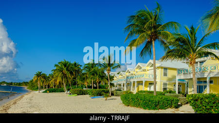 Little Cayman, Isole Cayman, Nov 2018, The Conch Club by the Caribbean Sea on South Hole Sound Foto Stock