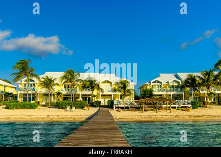 Little Cayman, Isole Cayman, Nov 2018, jetty al Conch Club vicino al Mar dei Caraibi Foto Stock