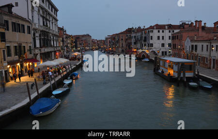 Canale di Cannaregio presto la sera illuminata con i ristoranti e i bar di Venezia. Foto Stock
