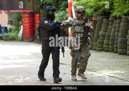 Bucarest, Romania - 10 Giugno 2019: un rumeno SIAS (equivalente di SWAT in US) funzionario di polizia e le forze speciali soldato treno insieme in una sho Foto Stock