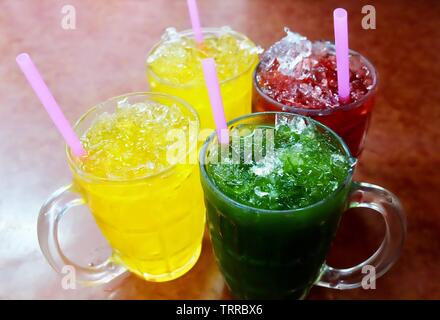 Fresh Thai Iced caffè nero, Gotu Kola succo con crisantemo e RoselleIced tè freddo sul tavolo. Foto Stock