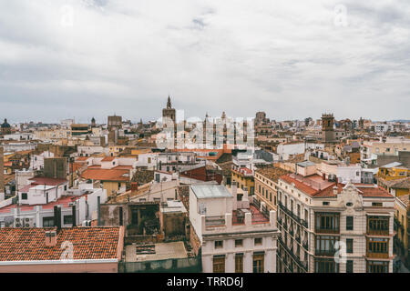 Valencia cityscape, torri medioevali e tetti. Spagna Foto Stock
