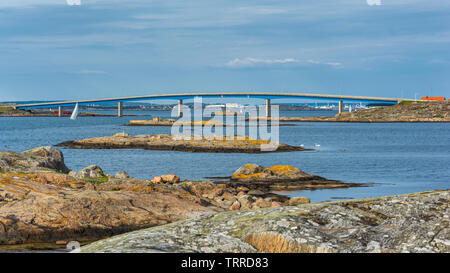 Lungo ponte di collegamento tra hono con foto isola a Göteborg in Svezia Foto Stock