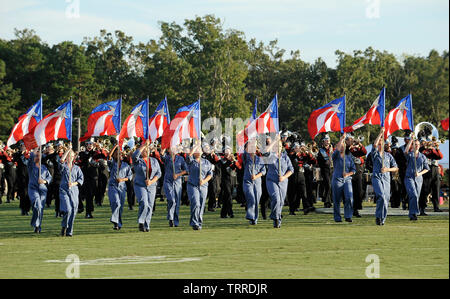 Chestatee High School della bandiera della preformatura corp prima di un venerdì notte del gioco del calcio nella contea di Hall, Georgia, Stati Uniti d'America. Credito Foto: © Billy Grimes/Alamy Foto Stock