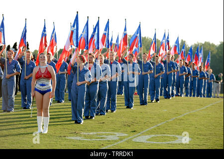 Chestatee High School della bandiera della preformatura corp prima di un venerdì notte del gioco del calcio nella contea di Hall, Georgia, Stati Uniti d'America. Credito Foto: © Billy Grimes/Alamy Foto Stock