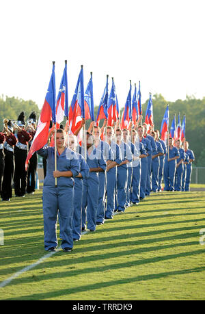 Chestatee High School della bandiera della preformatura corp prima di un venerdì notte del gioco del calcio nella contea di Hall, Georgia, Stati Uniti d'America. Credito Foto: © Billy Grimes/Alamy Foto Stock