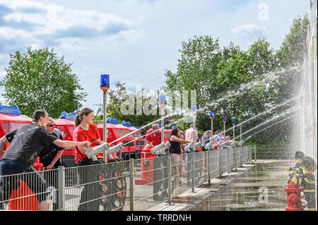 Fireman sfida per i bambini e i genitori a Legoland a Billund. Questo parco tematico per famiglie aperto nel 1968 ed è costruito da 65 milioni di mattoncini LEGO. Foto Stock