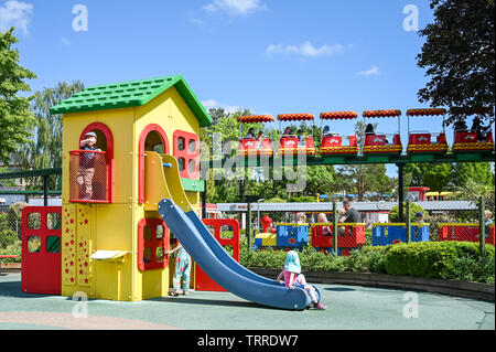 Parco giochi per bambini e la monorotaia a Legoland a Billund in Danimarca. Questo parco tematico per famiglie aperto nel 1968 ed è costruito da 65 milioni di mattoncini LEGO. Foto Stock