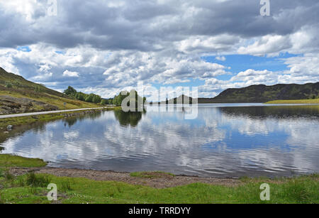 Loch Tarff - dal ciglio della strada, Inverness a Fort Augustus (B862) Foto Stock