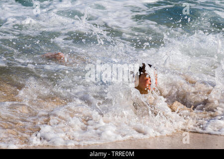 Ironwoods (Oneloa) spiaggia Surfer Boy, Maui Foto Stock