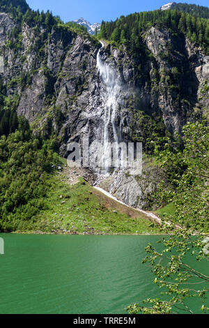 Cascata scorre su granito roocks in montagna, lago Stillup, Austria, Tirolo, Zillertal Foto Stock