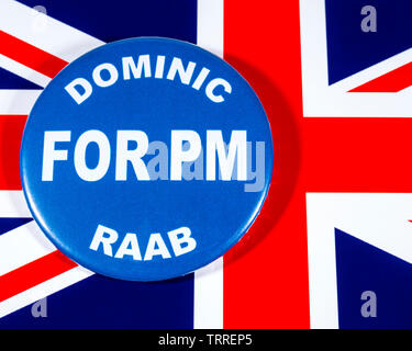 London, Regno Unito - 29 Maggio 2019: un badge con Dominic Raab per il primo ministro, nella foto sopra la bandiera del Regno Unito. Dominic Raab è uno dei co Foto Stock