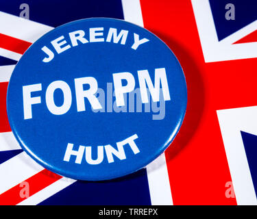 London, Regno Unito - 29 Maggio 2019: un badge con Jeremy caccia per il primo ministro, nella foto sopra la bandiera del Regno Unito. Jeremy Hunt è uno dei cont Foto Stock