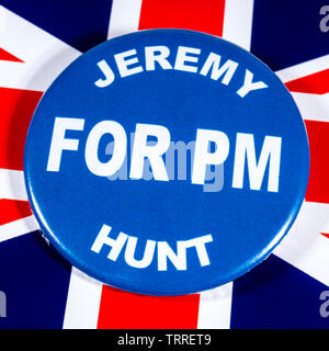 London, Regno Unito - 29 Maggio 2019: un badge con Jeremy caccia per il primo ministro, nella foto sopra la bandiera del Regno Unito. Jeremy Hunt è uno dei cont Foto Stock