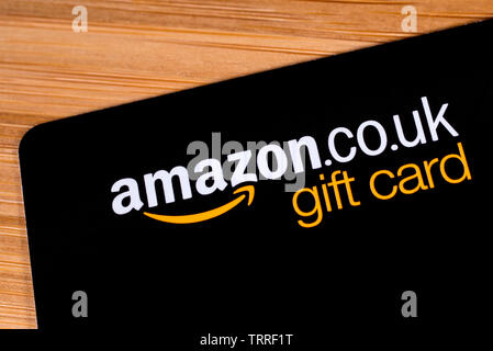 London, Regno Unito - 11 Giugno 2019: Un Amazon gift card raffigurato su una superficie in legno. Foto Stock