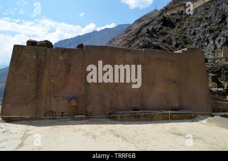 Il Perù,Cusco,Ollantaytambo.Templo del Sol o Tempio del Sole , sei monoliti Parco Archeologico di Ollantaytambo. Foto Stock