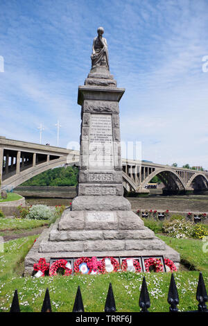 Memoriale di uomini e donne coraggiosi che sono caduti nelle due guerre mondiali, eretta dagli abitanti di Tweedmouth. Situato sulle rive del fiume Tweed Foto Stock