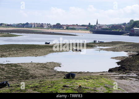 Il fiume Tweed estuario a bassa marea, vista dal ponte di Berwick. Berwick-upon-Tweed si siede a più a nord punta del Northumberland Foto Stock