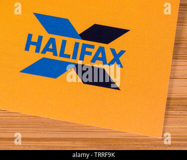 London, Regno Unito - 11 Giugno 2019: un close-up di Halifax bank logo, raffigurato su un foglietto informativo. Foto Stock