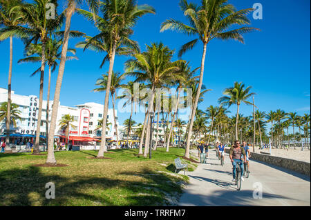 MIAMI - Dicembre 27, 2017: un gruppo di ciclisti in corsa lungo la passeggiata sul lungomare Promenade di Lummus Park di South Beach. Foto Stock