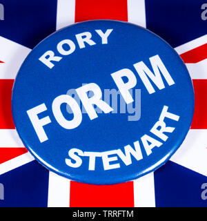 London, Regno Unito - 11 Giugno 2019: un badge con Rory Stewart per il primo ministro, nella foto sopra la bandiera del Regno Unito. Rory Stewart è uno dei contendenti al Foto Stock