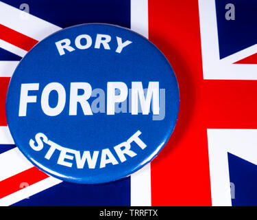 London, Regno Unito - 11 Giugno 2019: un badge con Rory Stewart per il primo ministro, nella foto sopra la bandiera del Regno Unito. Rory Stewart è uno dei contendenti al Foto Stock