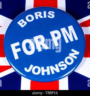 London, Regno Unito - 11 Giugno 2019: un badge con Boris Johnson per il primo ministro, nella foto sopra la bandiera del Regno Unito. Boris Johnson è uno dei contendenti Foto Stock