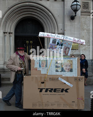 Londra, Regno Unito. 11 giugno 2019. Protestante contro la No 1 Parliament Street, Londra, Regno Unito, con un collage di articoli di giornale sulla brexit. Credit: Joe Kuis / Alamy News Foto Stock