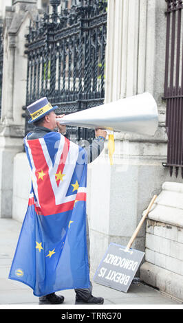 Londra, Regno Unito. 11 giugno 2019. Signor Stop Brexit, Steve Bray, un attivista da Port Talbot, Galles del sud, sul suo quotidiano protesta circa le case del parlamento di Londra, Regno Unito, rendendo il suo forte anti-Brexit messaggio con un grande cono a forma di tromba che parla. Credito: Joe Kuis / Alamy News Foto Stock