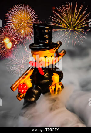 Spazzacamino figura in fumo con fuochi d'artificio in background Foto Stock