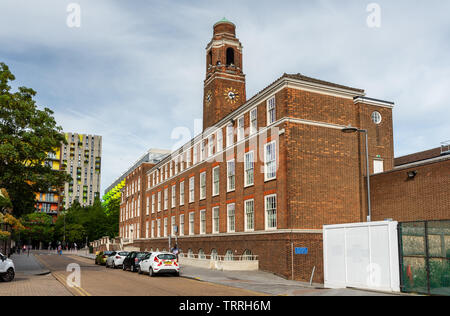 London, England, Regno Unito - 1 Giugno 2019: il sole splende sul ventesimo secolo mattone Barking Town Hall, sede del London Borough of Barking e Dagenham consiglio Foto Stock