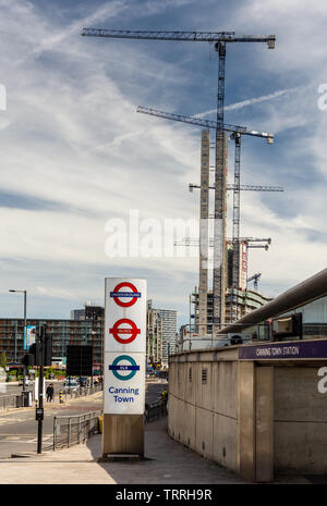 London, England, Regno Unito - 1 Giugno 2019: costruzione di gru su torre Canning Town London Underground e DLR station durante un braccio in alto della scatola Foto Stock