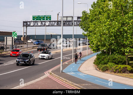 London, England, Regno Unito - 1 Giugno 2019: i ciclisti che corre lungo la CS3 cycleway al fianco di traffico sulla A13 East India Dock Road nelle Docklands di Londra distr Foto Stock