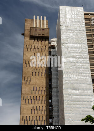 London, England, Regno Unito - 1 Giugno 2019: impalcature avvolge parzialmente il calcestruzzo brutalist Balfron Torre durante lavori di ristrutturazione in pioppo, East London Foto Stock